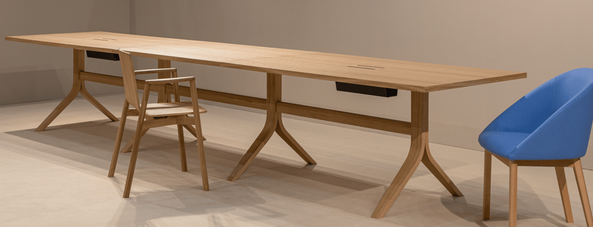 FAMEGs möbler – stolar, fåtöljer och bord i tidlös design för professionella miljöer